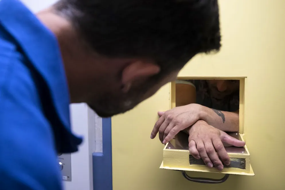 Straftäter kommen immer häufiger ohne Strafe davon. Grund sind die Gerichte. Hier eine Szene aus dem Ausbildungszentrum Meilen. (Symbolbild) (KEYSTONE/Ennio Leanza)