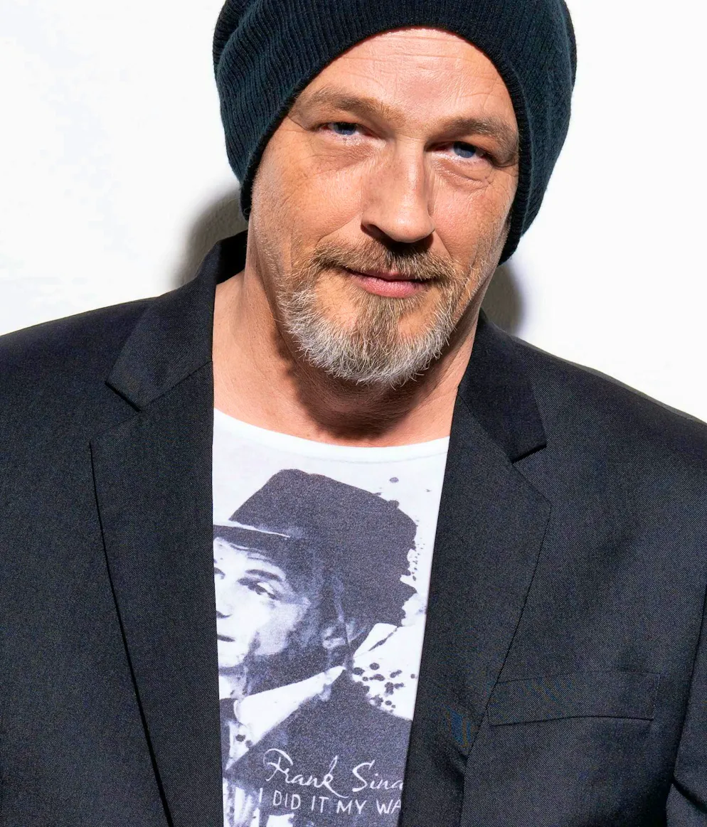 "Today I am convinced that life has to be lived. There are no shortcuts. And everyone should please stick to it, everything else is nonsense": Torsten Sträter on his former suicidal thoughts.