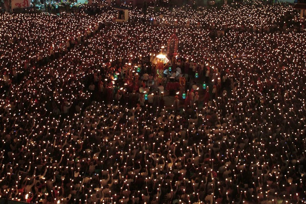 Une des cérémonies les plus spectaculaires est l'"aarti", où moines et fidèles utilisent des lampes allumées en guise d'offrandes.