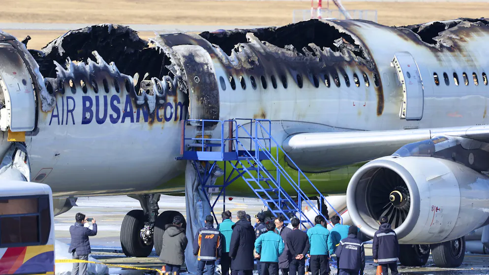 Ein Flugzeug von Air Busan ist fast komplett ausgebrannt. Auslöser soll eine Powerbang gewesen sein.
