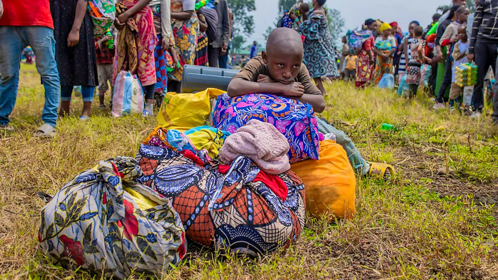 Menschen, die aus dem Kongo geflüchtet sind, warten auf Hilfe, nachdem die M23-Rebellen in die ostkongolesischen Millionenstadt Goma vorgedrungen sind. Foto: Yuhi Irakiza/AP/dpa