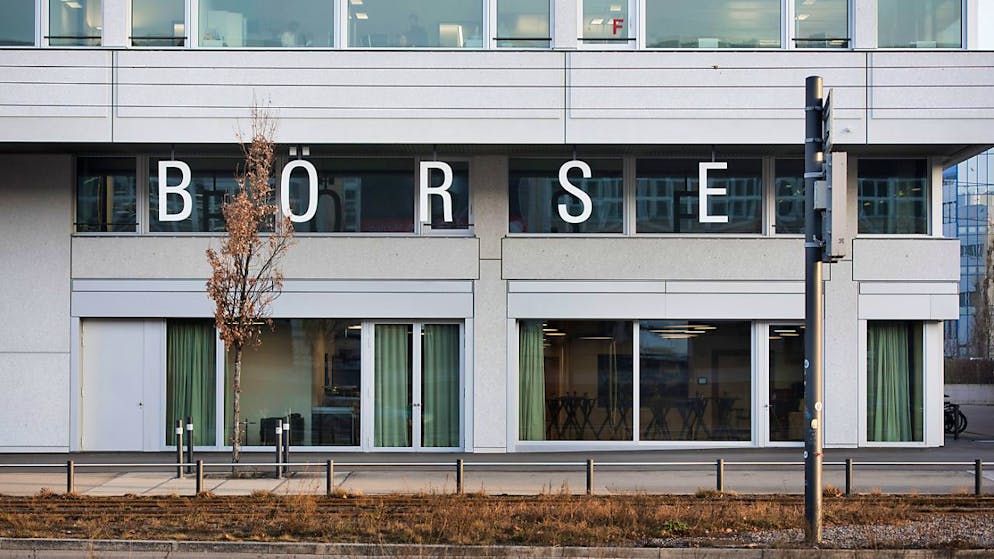 Der Bundesrat hat die EU per 1. Mai von der Börsenschutz-Liste gestrichen. Diese wurde 2019 als Reaktion auf die Nicht-Anerkennung der Äquivalenz der Schweizer Börse SIX erlassen. Aufgrund einer Revision in der EU sei die Massnahme hinfällig, teilte die Regierung mit. (Archivbild)