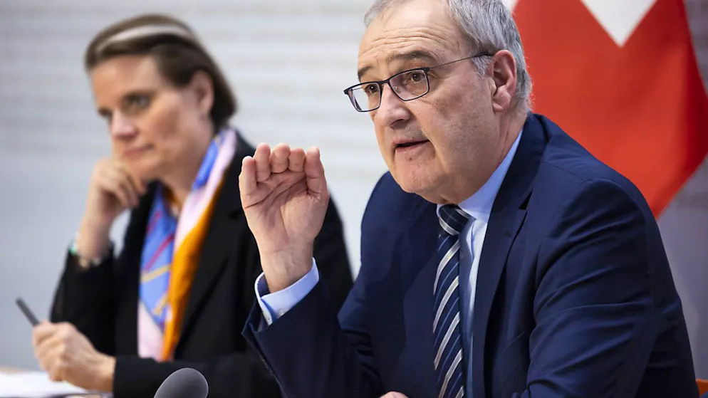 Der Betrieb von Satelliten soll in der Schweiz gesetzlich geregelt werden. Wirtschaftsminister Guy Parmelin präsentierte am Mittwoch in Bern vor den Medien die entsprechende Vorlage.