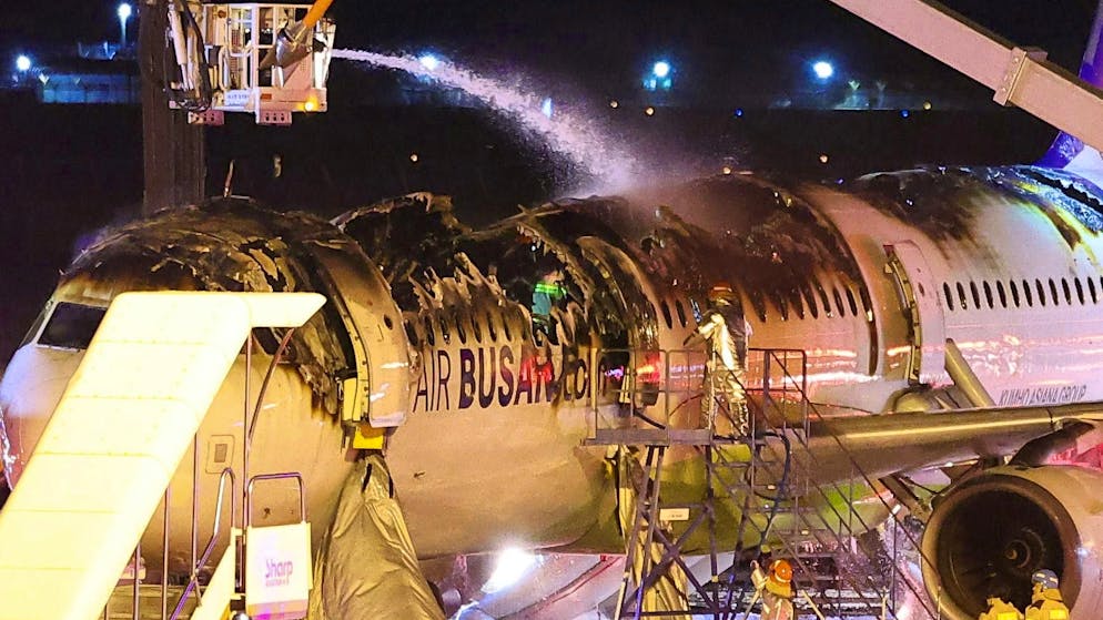 Les médias locaux avaient publié mardi des images dramatiques montrant l'avion en flammes. Une épaisse fumée semblait s'échapper de l'intérieur de l'appareil.