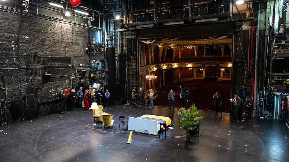 Übernachtung als Zeichen an die Politik auf Berliner Theaterbühne - Gallery. Bevor die Übernachtungsaktion startete, schauten sich Medienschaffende und Mitarbeitende das "Gästezimmer" an.