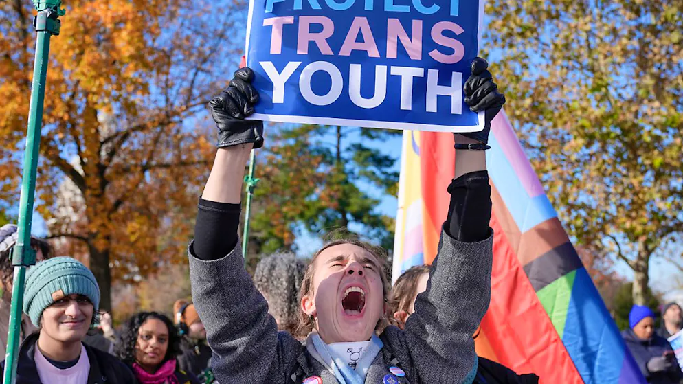 ARCHIV - Befürworter von Transgender-Rechten protestieren während einer Kundgebung vor dem Obersten Gerichtshof. Foto: Mariam Zuhaib/AP/dpa