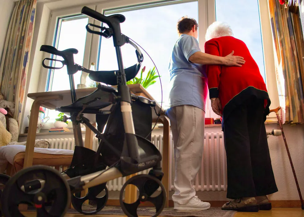 Doctors from a Swiss company are allegedly charging individual travel expenses even though several patients are treated in nursing homes during one visit.