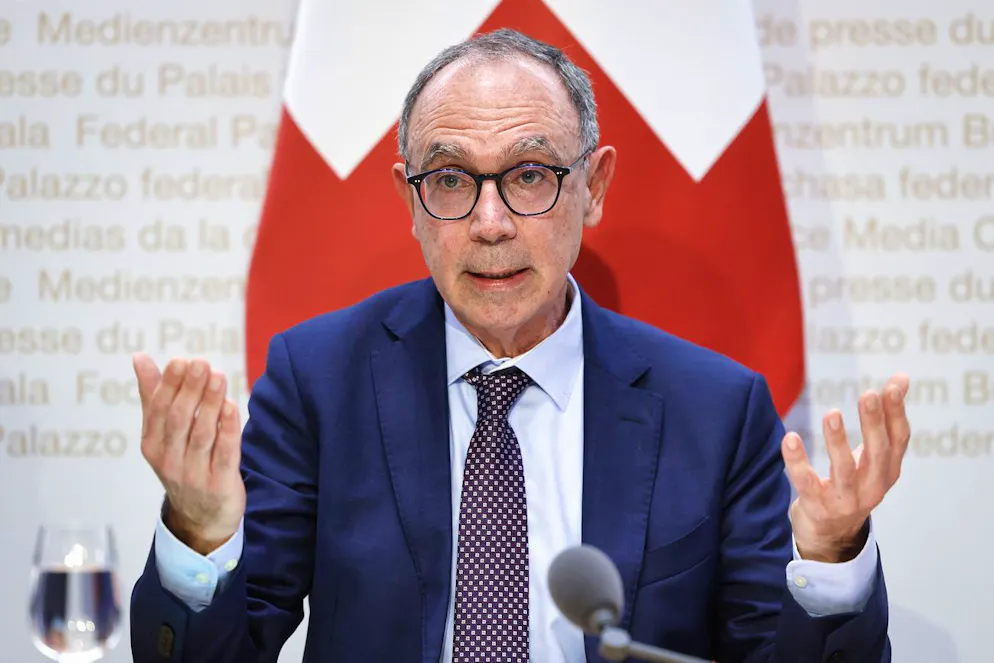 Ce sont essentiellement des motifs d’ordre privé qui ont conduit le Tessinois de 58 ans à prendre cette décision, a-t-il annoncé devant la presse. Ce départ se fait «à ma demande», a-t-il précisé.