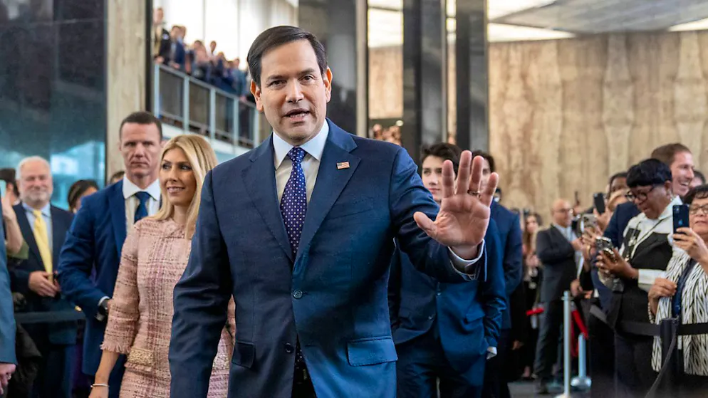 ARCHIV - US-Außenminister Marco Rubio grüßt die Menschen, als er vor Mitarbeitern des Außenministeriums spricht. Foto: Jacquelyn Martin/AP/dpa