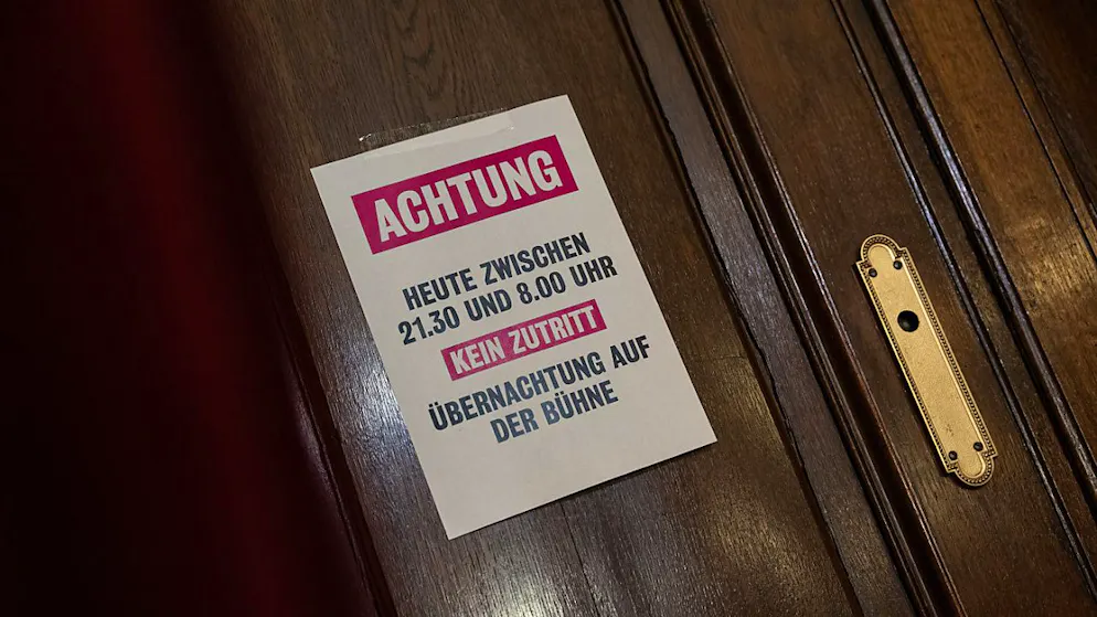 Übernachtung als Zeichen an die Politik auf Berliner Theaterbühne - Gallery. Ein Aushang weist Mitarbeitende auf die Nachtruhe hin.