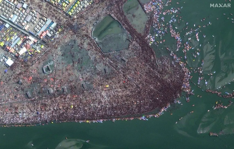 Un'immagine satellitare mostra grandi folle lungo le rive dei fiumi Yamuna e Gange durante il festival Kumbh Mela a Sangam in India.