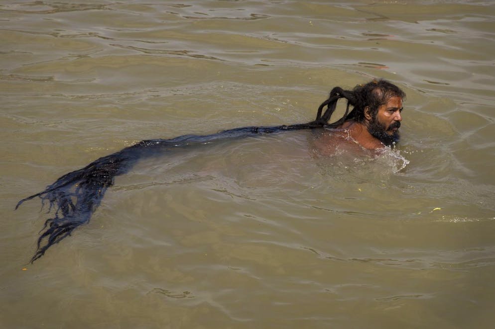Les bains ont lieu quotidiennement, avant même le lever du soleil. Aux dates les plus propices se tient un bain royal ou «Shahi Snan».