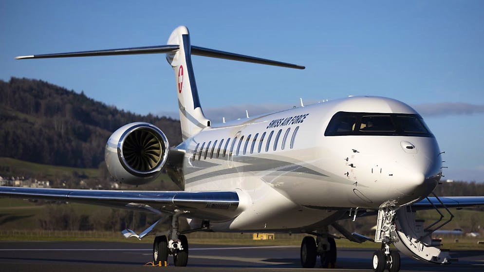 Il nuovo aereo del Consiglio federale, un  Bombardier Global 7500, all'aeroporto di Belp (BE)