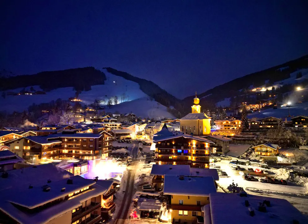 Blick über das abendliche Saalbach. Das Wintersportgebiet erstreckt sich über die Orte Saalbach, Hinterglemm und Leogang im Salzburger Land und Fieberbrunn in Tirol. Ausgetragen werden die Wettkämpfe der Ski-WM 2025 aus organisatorischen Gründen nur in Hinterglemm.