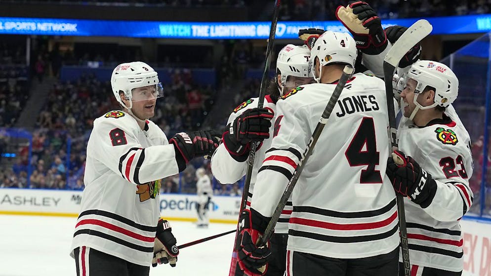 Rares Erfolgserlebnis: Philipp Kuraschew (rechts) feiert mit den Chicago Blackhawks erst den 16. Sieg im 50. Spiel