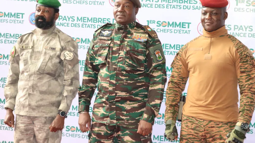 ARCHIV - Oberst Assimi GoÔta (l-r), ‹bergangspr‰sident von Mali, Brigadegeneral Abdourahamane Tiani, ‹bergangspr‰sident in Niger, und Hauptmann Ibrahim TraorÈ, ‹bergangspr‰sident von Burkina Faso, nehmen an dem ersten Gipfel der von ihnen gegr ̧ndeten Konfˆderation Allianz der Sahel-Staaten (AES) teil. Foto: Djibo Issifou/dpa