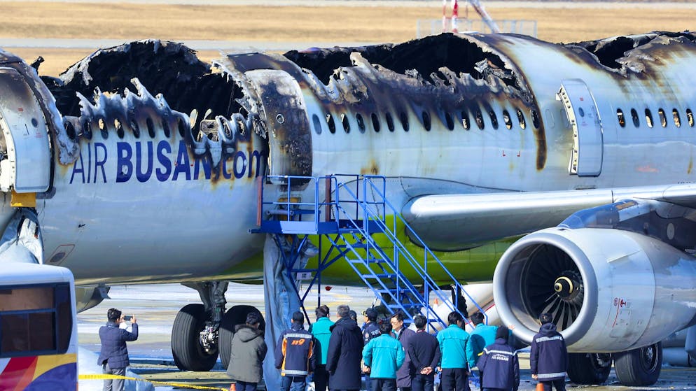 It took the emergency services more than an hour to extinguish the fire. However, they were able to prevent the fire from spreading to the wings and turbines.