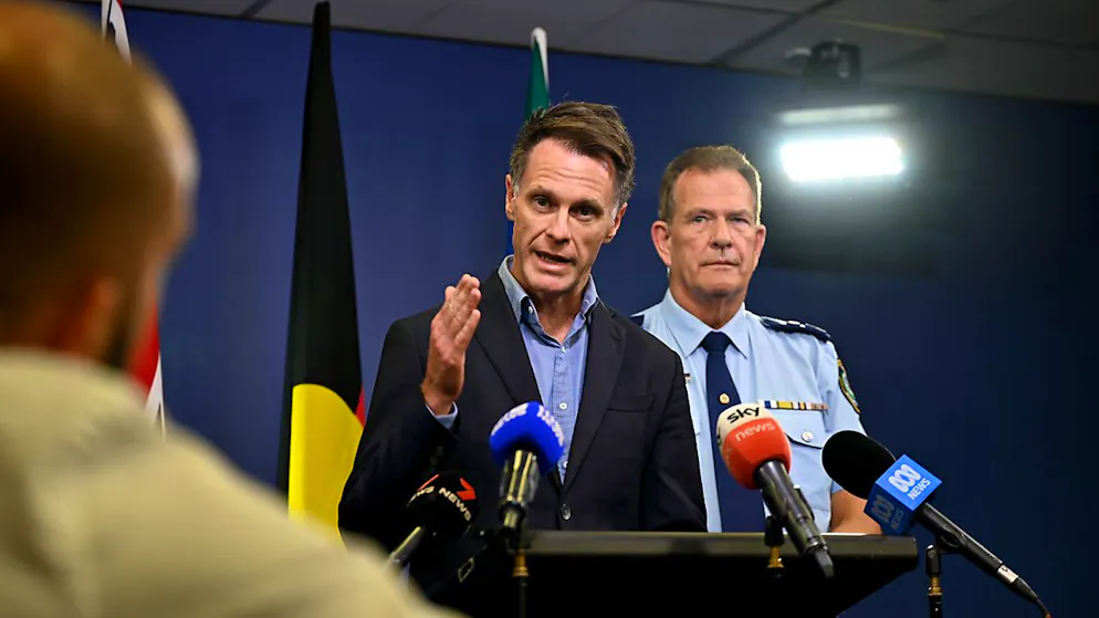 Der Premierminister von New South Wales, Chris Minns, spricht zu den Medien während einer Pressekonferenz, rechts der stellvertretende Polizeichef von New South Wales, David Hudson. Foto: Steven Saphore/AAP/dpa