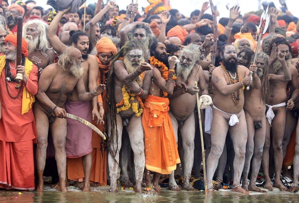La Kumbh Mela, littéralement «fête de la cruche» en hindi, est née de la mythologie hindoue, selon laquelle des gouttes d'un nectar d'immortalité, transporté dans une cruche par les dieux lors d'un combat contre les démons, tombèrent en quatre lieux au bord du Gange.