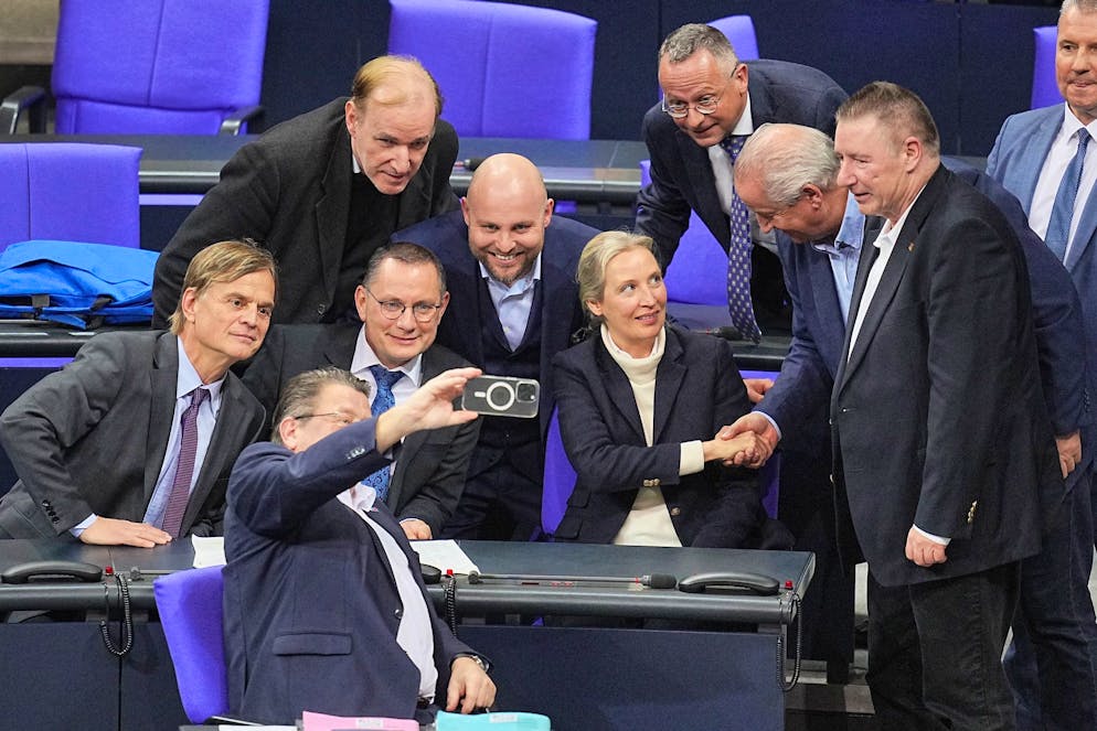 Migrations-Abstimmung führt zu Eklat – AfD feiert - Gallery. Die AfD sieht nach der Migrations-Abstimmung den Beginn einer «neuen Epoche».