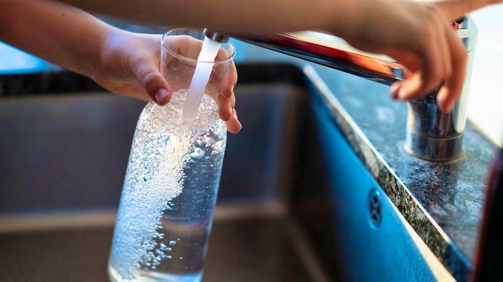 According to the report, around a tenth of the population consumed drinking water that exceeded the maximum level for chlorothalonil between 2019 and 2021. (symbolic image)