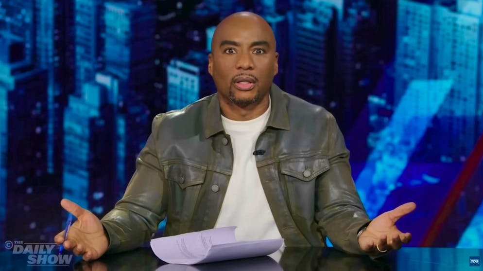 Il comico Charlemagne tha God se la prende con i democratici al «Daily Show».