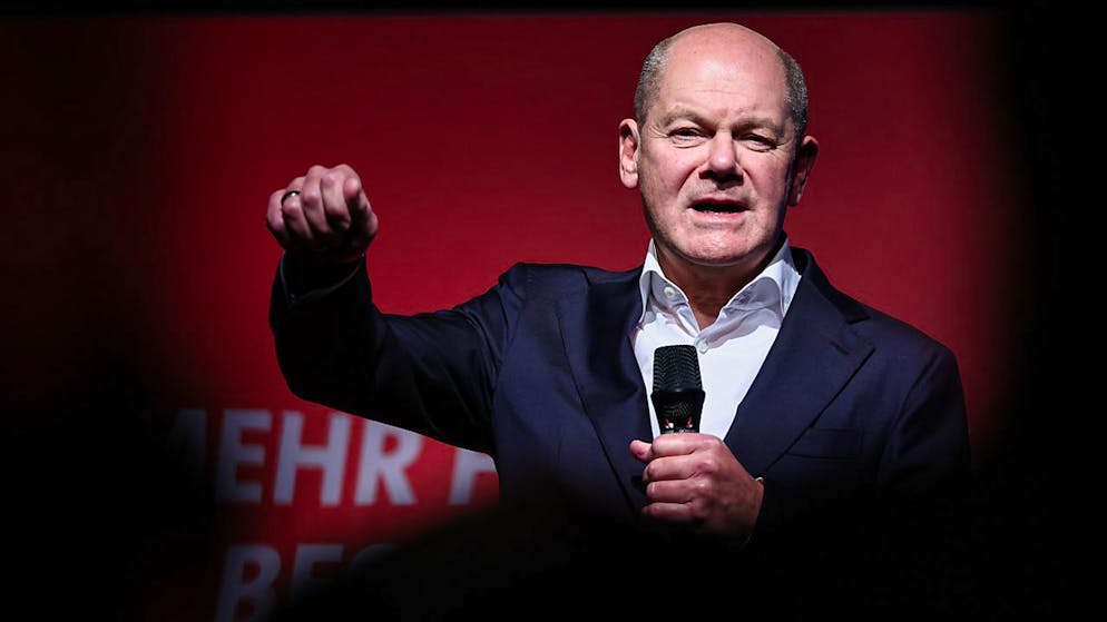 dpatopbilder - Bundeskanzler Olaf Scholz (SPD) spricht auf einer SPD-Wahlkampfveranstaltung mit Bürgerbefragung im Festsaal Kreuzberg. Foto: Hannes P. Albert/dpa