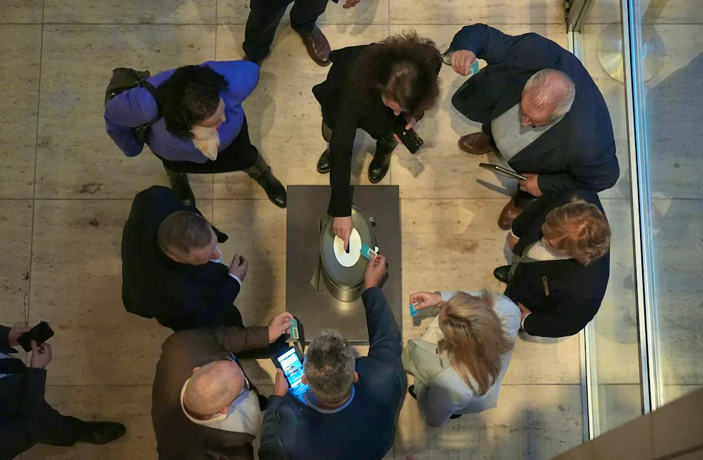 Migration vote leads to scandal - AfD celebrates - Gallery. This vote by the Bundestag will have repercussions in the election campaign.