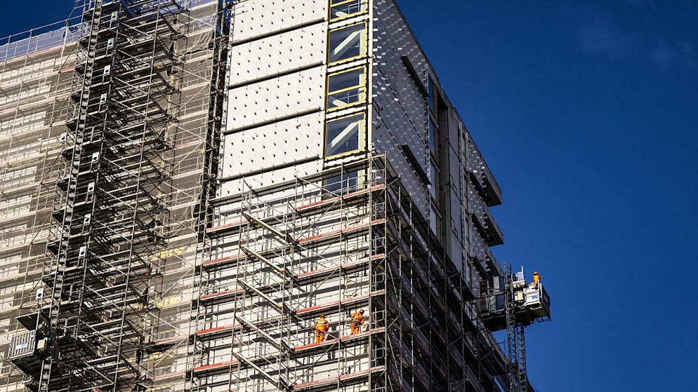 Arbeiter sind dabei, das Gerüst am Turm Malley Phare in Prilly VD hochzuziehen.