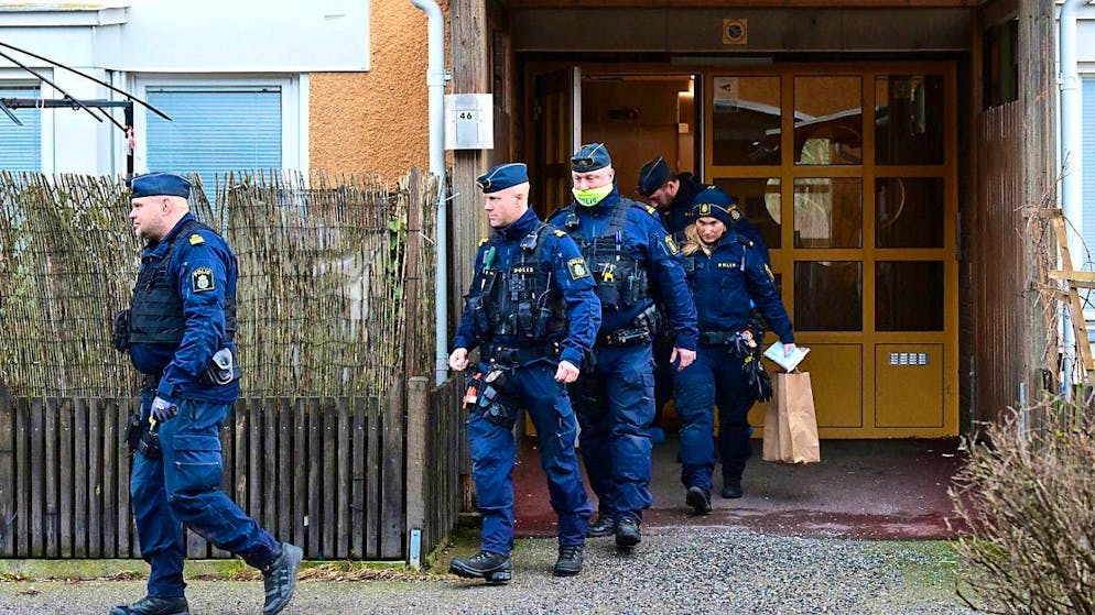 Police officers during an operation in Södertälje, south of Stockholm. Photo: Jonas Ekströmer/TT News Agency/AP/dpa - ATTENTION: For editorial use only and only with full attribution to the above credit