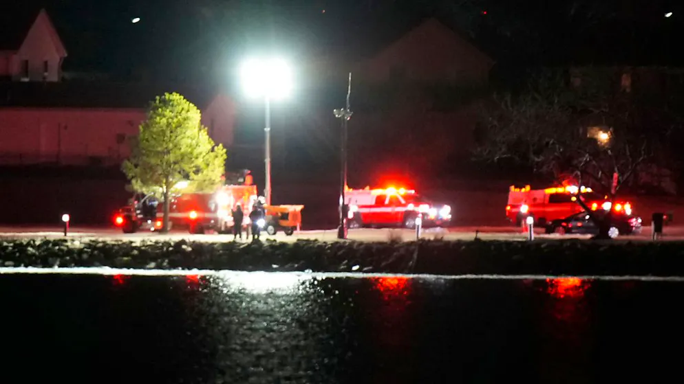 Rettungskräfte am Potomac River in der Nähe des Ronald Reagan Washington National Airport im Einsatz. Foto: Alex Brandon/AP/dpa