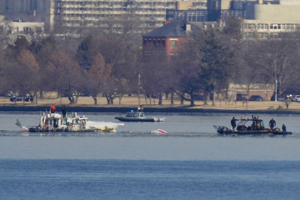 Scontro tra un aereo e un elicottero militare sui cieli di Washington. Le squadre di ricerca e soccorso attorno al sito del relitto nel fiume Potomac.