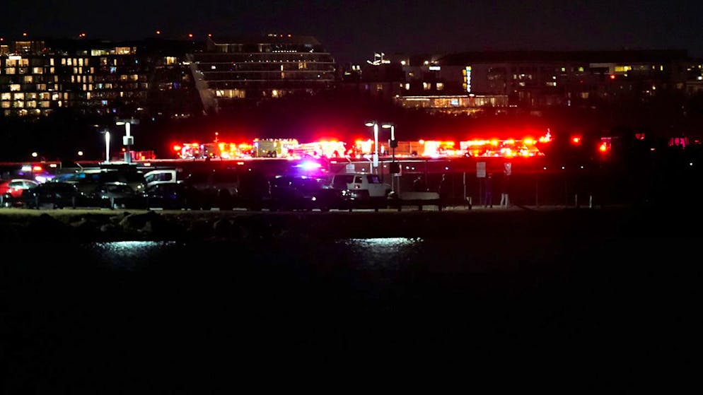 Rettungskräfte sind im Einsatz südlich des Ronald Reagan Washington National Airport. Foto: Alex Brandon/AP/dpa