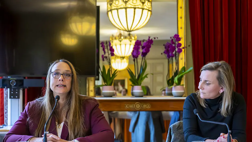 A Genève, la conseillère d'Etat Carole-Anne Kast et la conseillère administrative Marie Barbey-Chappuis ont signé un nouveau contrat local de sécurité pour 2025 entre le canton et la Municipalité.