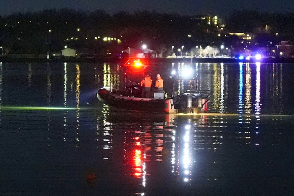 Scontro tra un aereo e un elicottero militare sui cieli di Washington. I soccorritori al lavoro sul fiume Potomac.