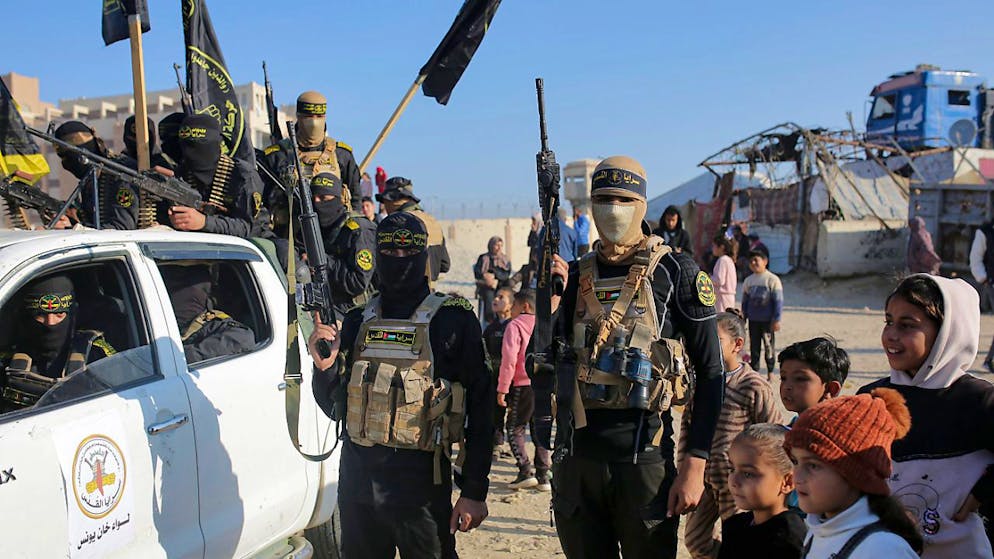 Eine Menschenmenge begrüßt Kämpfer des Islamischen Dschihad und der Hamas. Foto: Jehad Alshrafi/AP/dpa