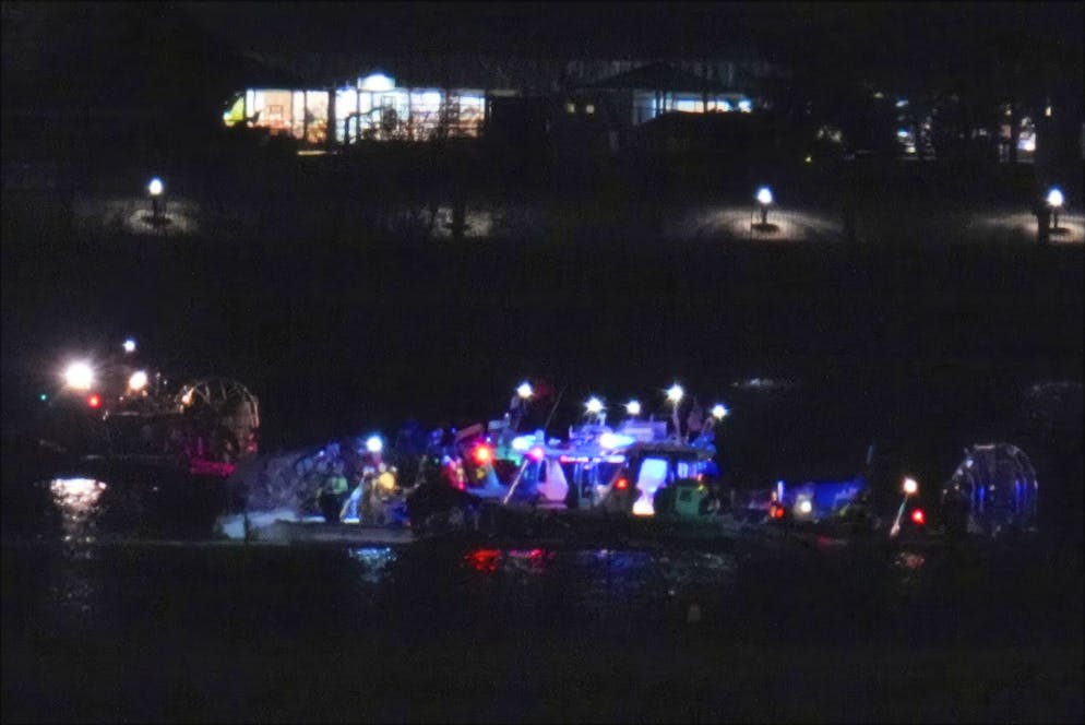 Scontro tra un aereo e un elicottero militare sui cieli di Washington. I soccorritori al lavoro sul fiume Potomac.