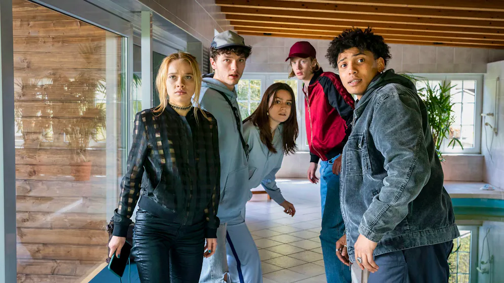 So lief der «Tatort»-Abschied von Kommissarin Gorniak in Dresden. Sie feierten eine Party mit heftigen Folgen: «Gastgeberin» Maya (Katharina Hirschberg, von links), Leander (Amon Schicke), Inge (Victoria Friedrich), Luka (Casper von Bülow) und Khaleb (Leander Lesotho).