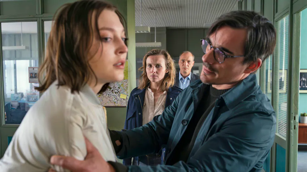 So lief der «Tatort»-Abschied von Kommissarin Gorniak in Dresden. Romy (Charlotte Krause, links) und ihr Vater Paul (Hannes Wegener) stehen wegen der Vorfälle unter Schock.