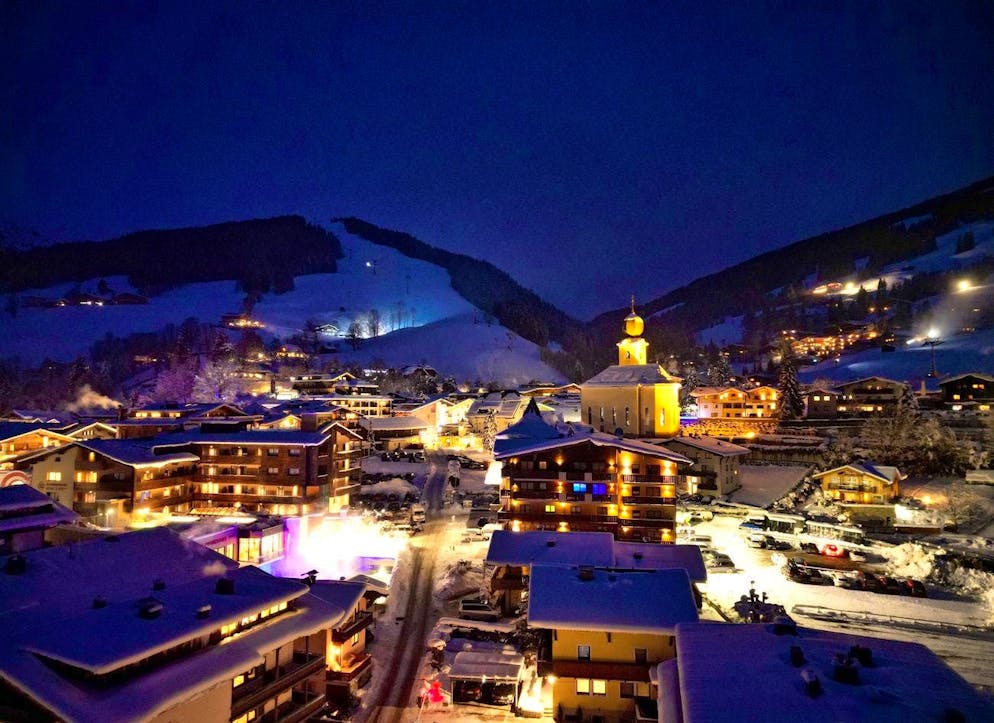 View over Saalbach in the evening. The winter sports area covers the towns of Saalbach, Hinterglemm and Leogang in Salzburger Land and Fieberbrunn in Tyrol. For organizational reasons, the competitions of the 2025 World Ski Championships will only be held in Hinterglemm.
