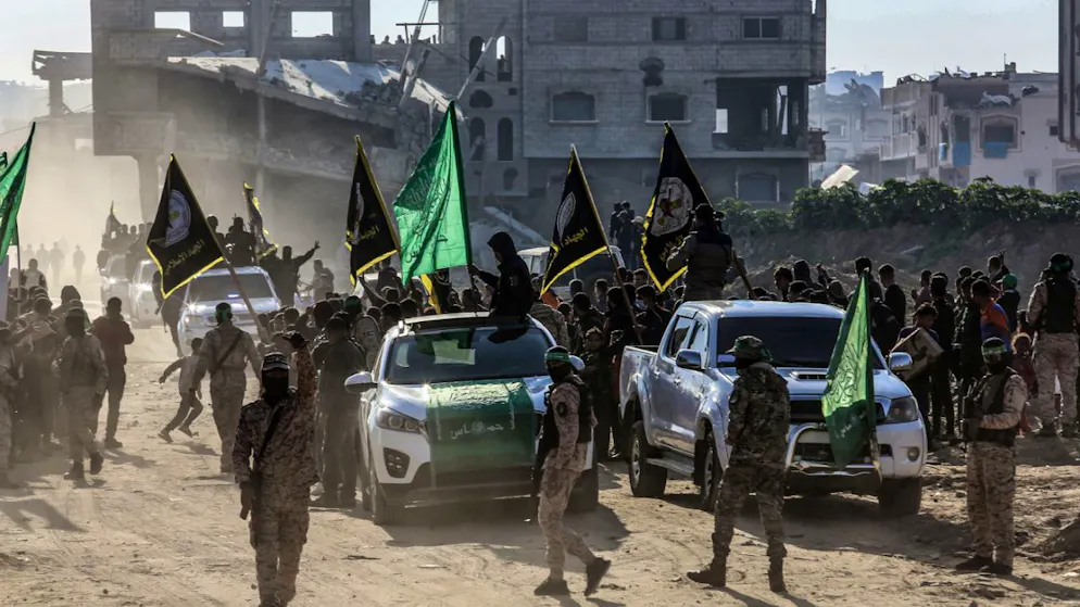 Kämpfer des Islamischen Dschihad und der Qassam-Brigaden, des militärischen Flügels der Hamas, treffen vor dem Haus des getöteten Hamas-Chefs in Gaza, Jihia al-Sinwar, ein, um die israelischen und thailändischen Geiseln an die Teams des Roten Kreuzes zu übergeben. Foto: Abed Rahim Khatib/dpa