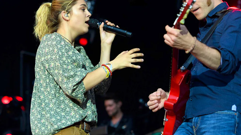 La chanteuse française Louane sur la scène Paléo Festival à Nyon en 2016.