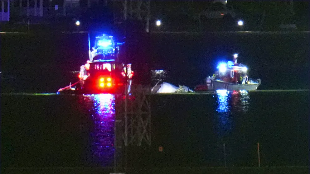 Mit Booten suchen Rettungs-Crews im eiskalten Potomac River neben dem Ronald Reagan Airport in Washington DC nach Überlebenden.