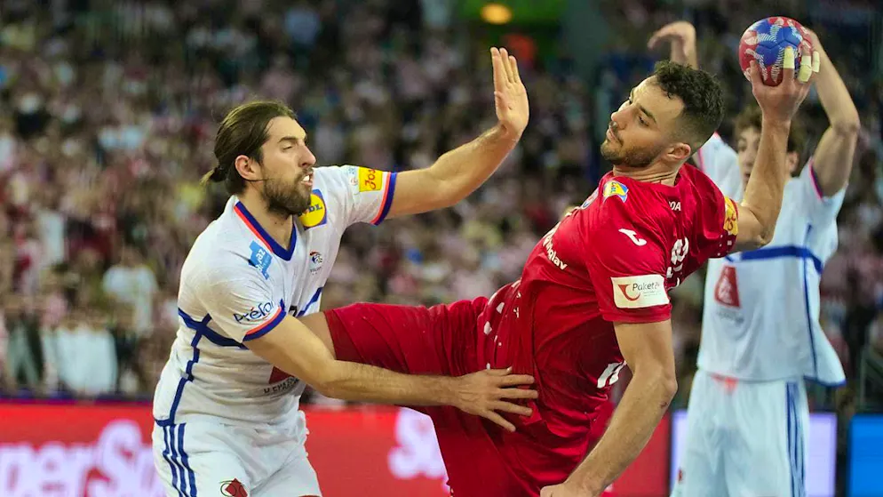 Spectacular performance by the Croatians in front of the home crowd in Zagreb: Zvonimir Srna dynamically wins through against France.