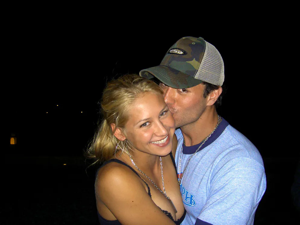 Anna Kournikova ed Enrique Iglesias in una vecchia foto del 2004.