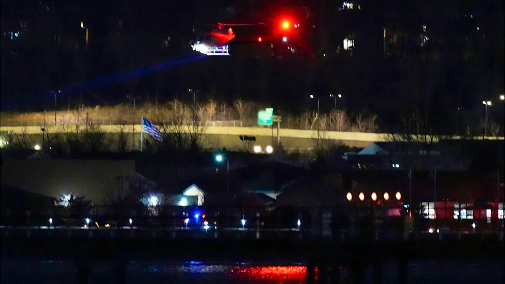 Ein Hubschrauber fliegt mit seinem Suchscheinwerfer über den Potomac River in der Nähe des Ronald Reagan Washington National Airport. Foto: Alex Brandon/AP/dpa