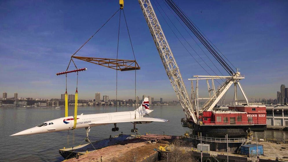 Un Concorde dismesso della British Airways viene caricato all'Intrepid Museum di New York nel marzo 2024.