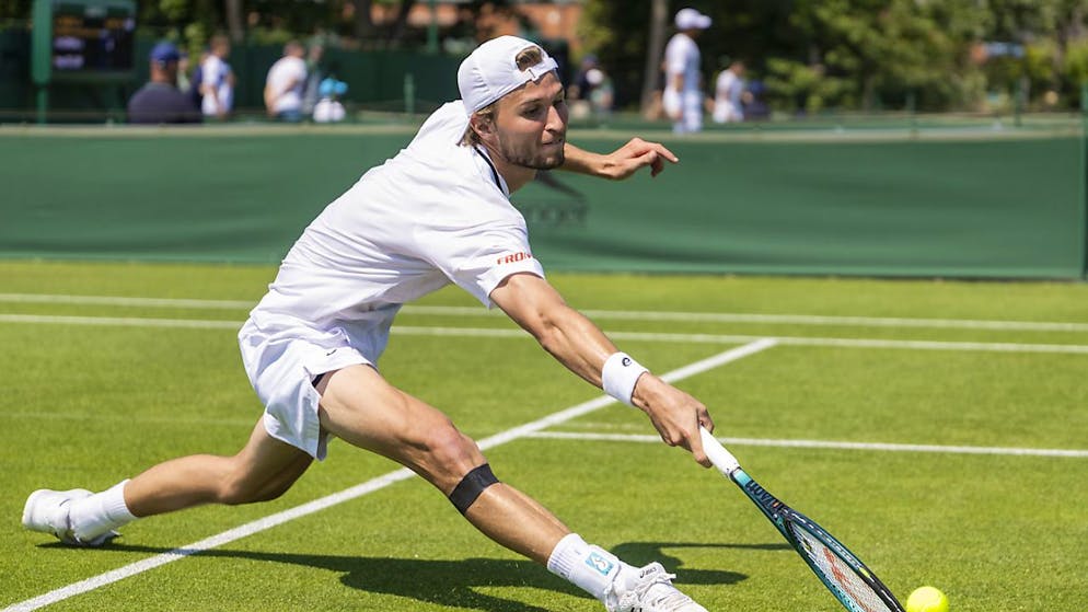 Leandro Riedi vergangenen Sommer in Wimbledon - mit getaptem rechten Knie
