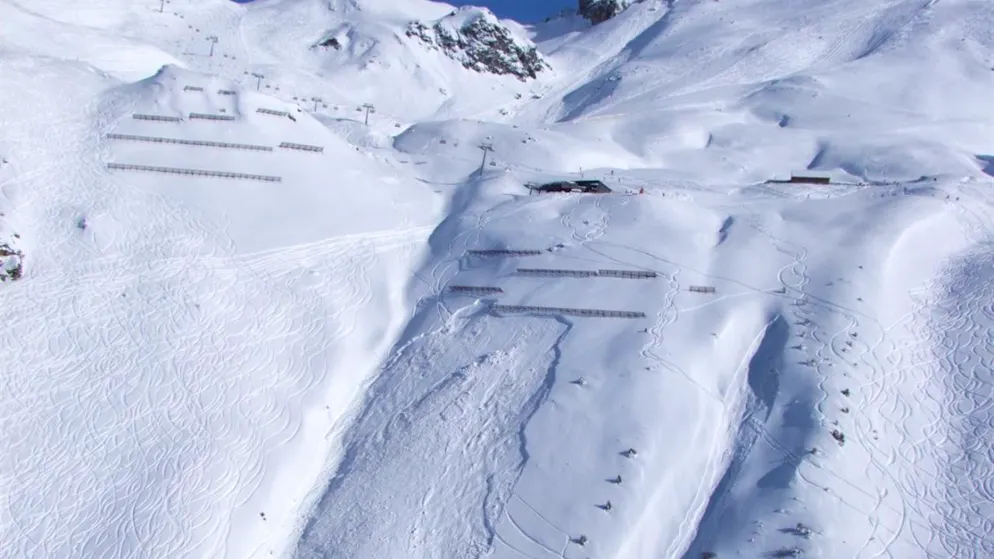 In Parpan kam ein Snowboardahrer bei einem Lawinenabgang ums Leben.