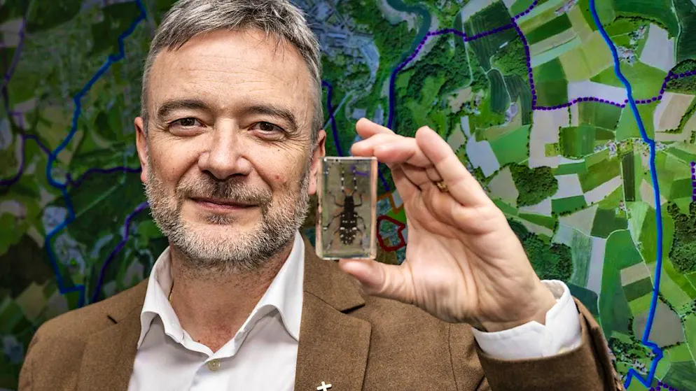 Dominique Schaller, Head of the Office for Forests and Nature of the Canton of Fribourg, with an Asian longhorned beetle.